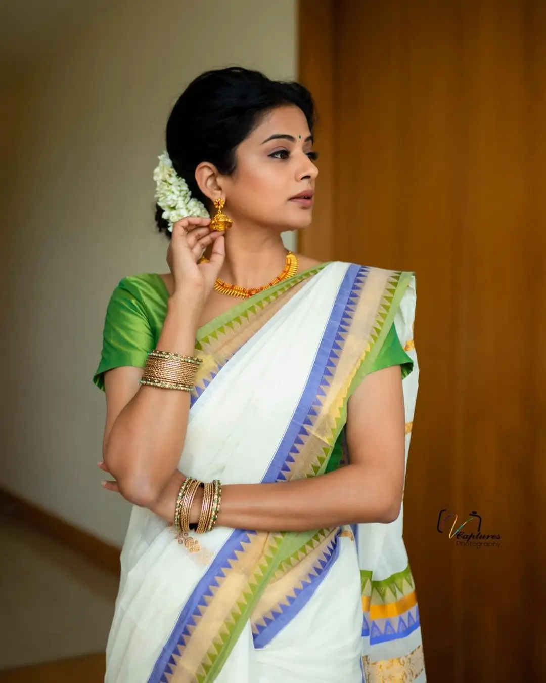 Priyamani In South Indian Traditional White Saree Green Blouse